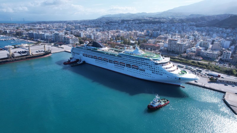 Cruise ship 